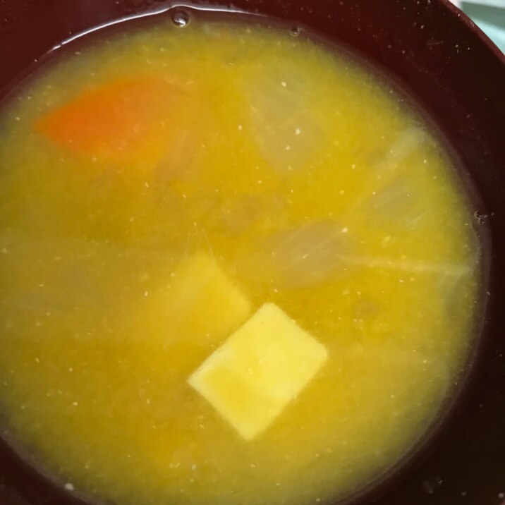 潰し卵と一口高野豆腐と玉ねぎのの味噌汁